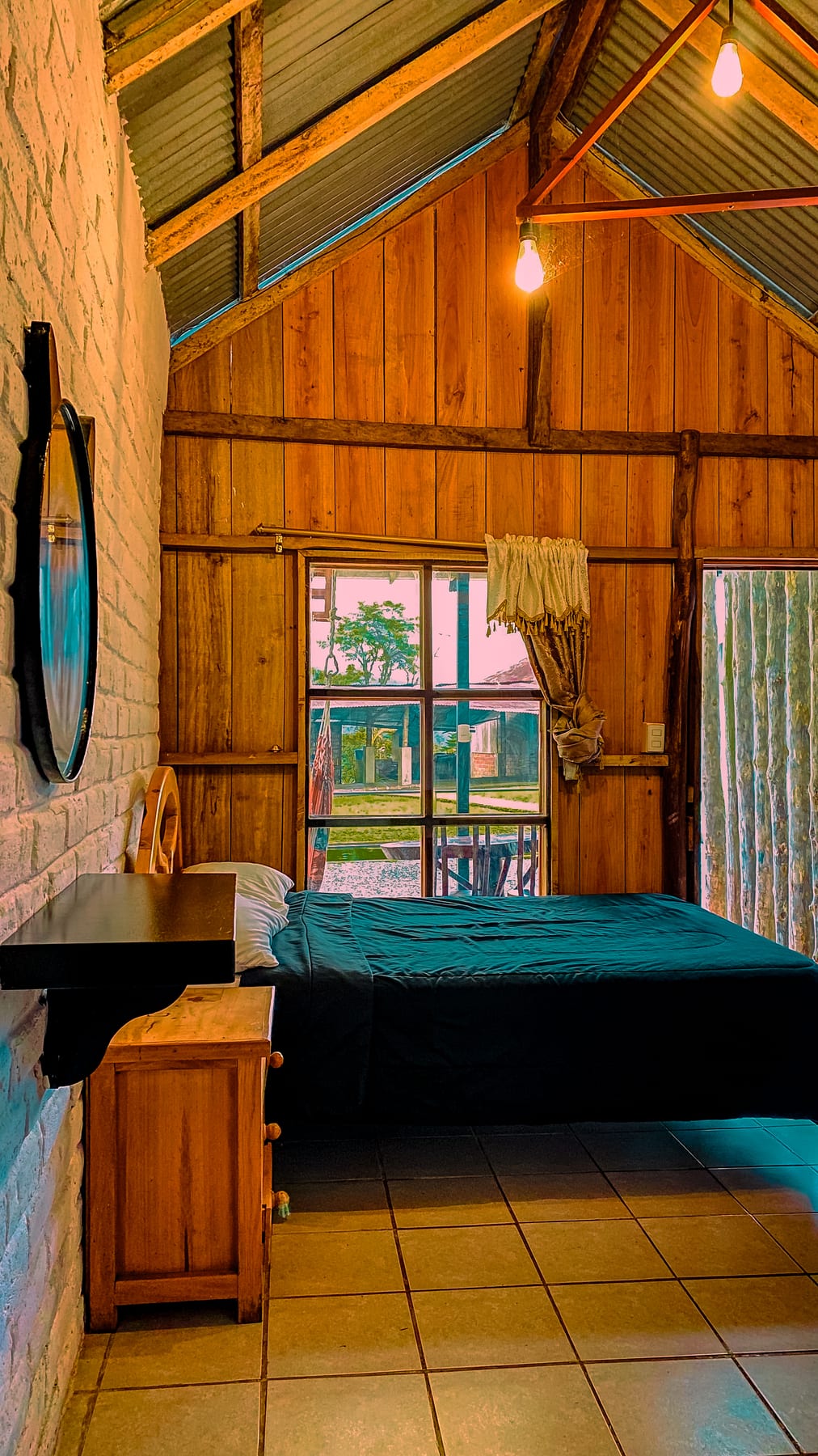 Interior cálido de la cabaña de madera
