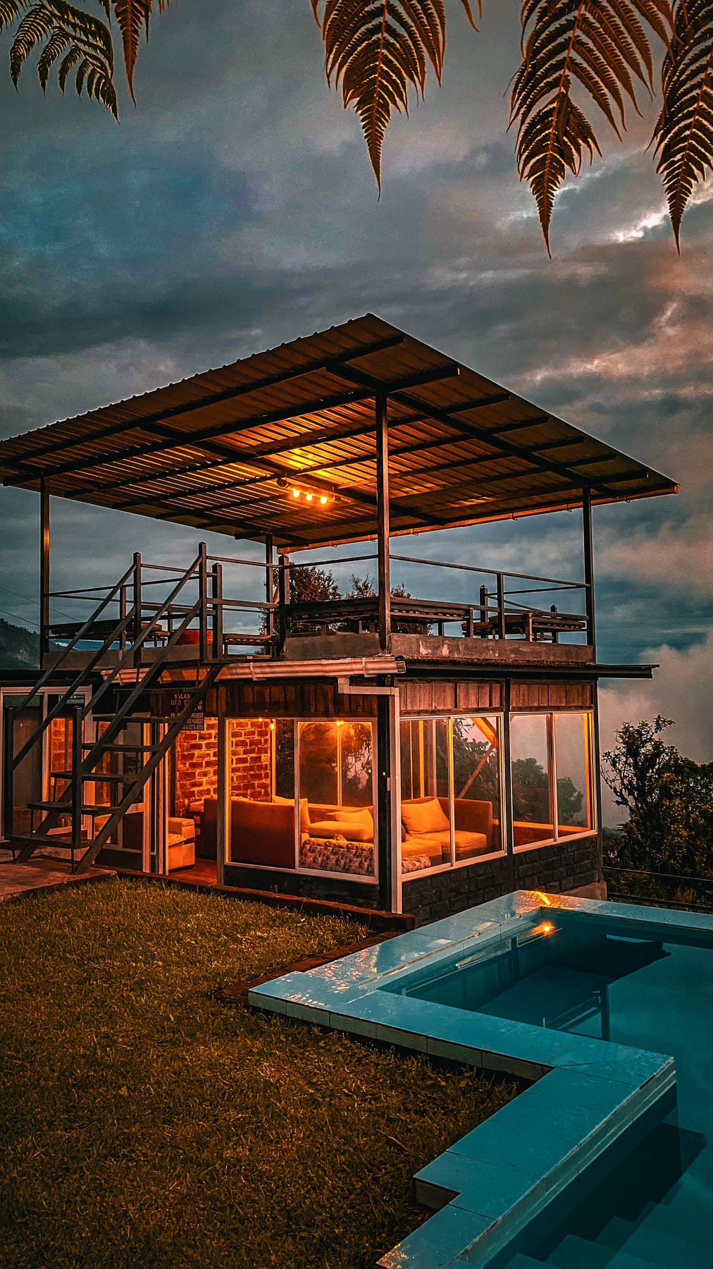 Área social y piscina infinita al atardecer