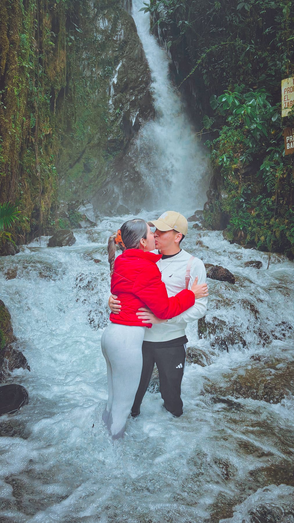 Pareja en la cascada Chilicay